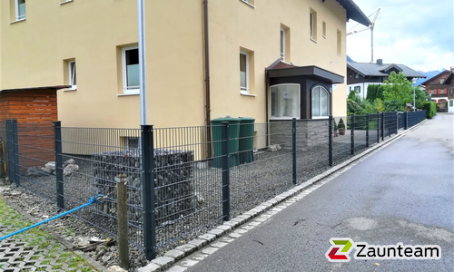 Doppelstabmatten schwer feuerverzinkt und anthrazit beschichtet mit Pfosten 60 x 40 mit Abdeckleisten einbetoniert wurde in Oberstdorf von Zaunteam Allgäu, Bad Hindelang - Unterjoch im Jahr 2021 erstellt.