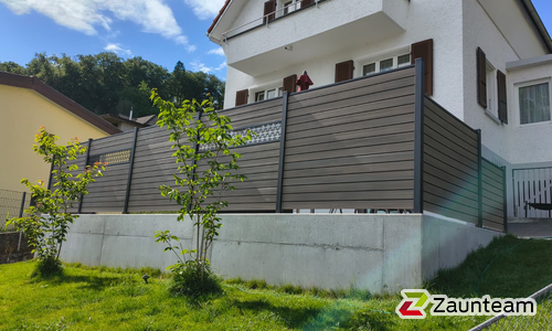 BPC Sichtschutz Eldrum Aluminiumpfosten 70 x 70 mm mit Fussplatte wurde in Niedergösgen von Zaunteam Aargau, Egliswil im Jahr 2026 erstellt.