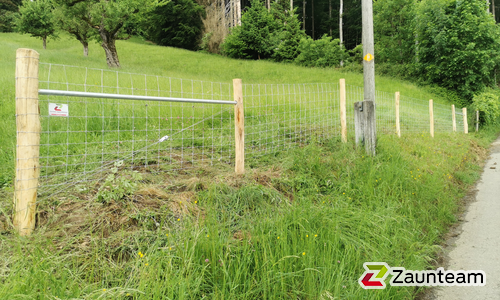 Knotengitter Tornado mit Robinienpfosten rund wurde in Niederteufen von Zaunteam Appenzellerland, Wasserauen im Jahr 2022 erstellt.