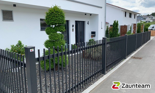 Palisaden Aluzaun einbetoniert wurde in Kirchberg von Zaunteam Oberschwaben, Obermarchtal im Jahr 2022 erstellt.