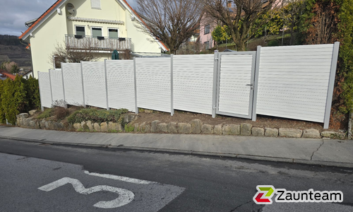 Alu Varioprofil Rhombus 80, Aluminiumpfosten vierkant 85 x 85 mm einbetoniert wurde in Sulzthal von Zaunteam Main-Rhön, Euerdorf im Jahr 2026 erstellt.