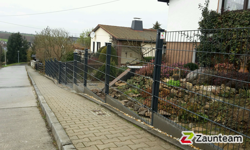 Doppelstabmatten leicht feuerverzinkt und anthrazit beschichtet mit Pfosten 60 x 40 mit Abdeckleisten einbetoniert wurde in Schmölln von Zaunteam Ostthüringen, Meuselwitz im Jahr 2017 erstellt.