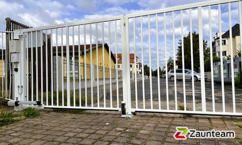 Fluegeltor Metall wurde in Coswig von Zaunteam Dresden-Nord, Radebeul im Jahr 2022 erstellt.