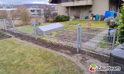 Doppelstabmatten leicht verzinkt mit Pfosten 40x60 verzinkt mit Abdeckleisten einbetoniert wurde in Burgdorf von Zaunteam Mittelland, Bützberg im Jahr 2026 erstellt.
