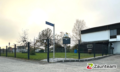 Doppelstabmatten schwer feuerverzinkt und anthrazit beschichtet mit Pfosten 60 x 40 mit Abdeckleisten einbetoniert wurde in Diepoldsau von Zaunteam Rheintal, Widnau im Jahr 2024 erstellt.
