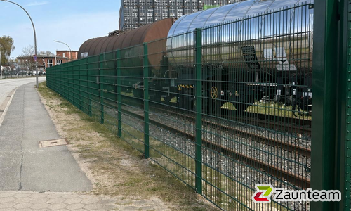 Doppelstabmatten schwer vorverzinkt und grün beschichtet mit Pfosten Vario einbetoniert wurde in Hamburg von Zaunteam Stade-Geestland, Horneburg im Jahr 2026 erstellt.