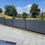 Alu Varioprofil Rhombus 80, Aluminiumpfosten vierkant 85 x 85 mm einbetoniert wurde in Emmenbrücke von Zaunteam Willimann, Eich im Jahr 2026 erstellt.