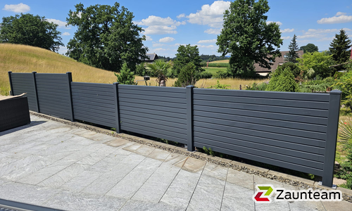 Alu Varioprofil Rhombus 80, Aluminiumpfosten vierkant 85 x 85 mm einbetoniert wurde in Emmenbrücke von Zaunteam Willimann, Eich im Jahr 2026 erstellt.