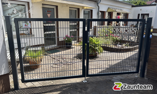 Doppelstabmattentor 2-flüglig wurde in Glauberg von Zaunteam Main-Kinzig, Langenselbold im Jahr 2025 erstellt.