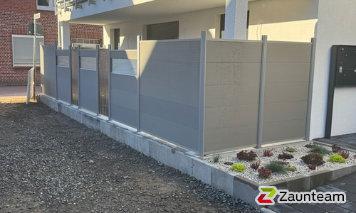 System WPC Sichtschutz, XL mit Alupfosten einbetoniert wurde in Steinhuder Meer von Zaunteam Schaumburger Land, Stadthagen im Jahr 2025 erstellt.