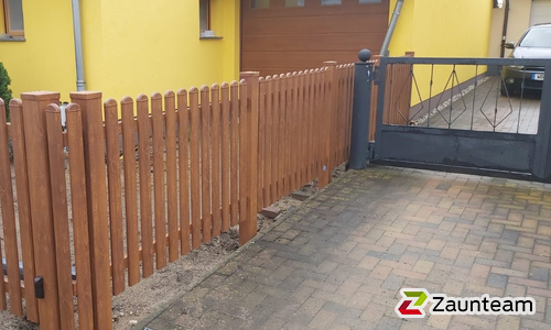 Classic Aluzaun RAL Standardfarbe / Aluminiumpfosten vierkant RAL Standardfarbe einbetoniert wurde in Lutherstadt Wittenberg von Zaunteam Fläming, Coswig im Jahr 2021 erstellt.