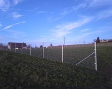 Diagonalgeflecht verzinkt mit Rohrpfosten verzinkt einbetoniert wurde in Ottikon von Zaunteam Zürich Oberland, Gutenswil im Jahr 2026 erstellt.