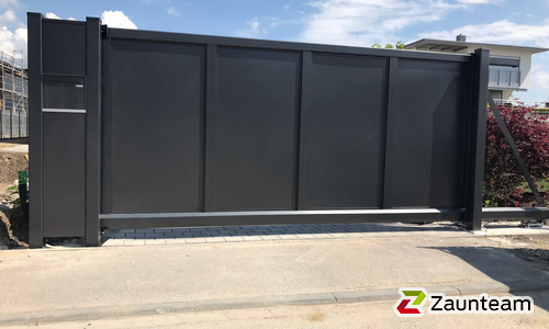 Schiebetor Aluminium wurde in Unlingen von Zaunteam Oberschwaben, Obermarchtal im Jahr 2017 erstellt.