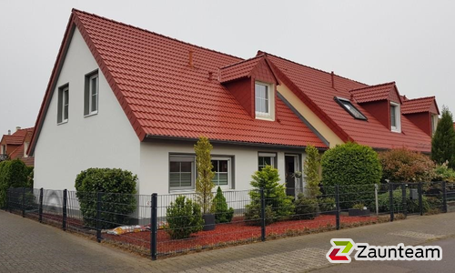 Doppelstabmatten schwer feuerverzinkt und anthrazit beschichtet mit Pfosten 60 x 40 mit Abdeckleisten einbetoniert wurde in Markranstädt von Zaunteam Leipzig, Leipzig im Jahr 2024 erstellt.