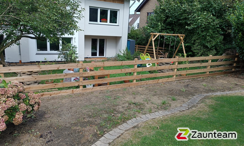 Bohlenzaun mit Robinienpfosten natur wurde in Lübbecke von Zaunteam Kischkel, Lübbecke im Jahr 2024 erstellt.