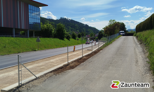Diagonalgeflecht verzinkt mit Rohrpfosten verzinkt einbetoniert wurde in Leoben von Zaunteam Obersteiermark-Ost, Kapfenberg im Jahr 2025 erstellt.