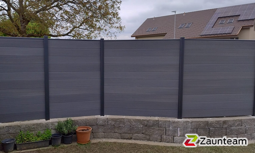 BPC Sichtschutz Nordheim Aluminiumpfosten 70 x 70 mm einbetoniert wurde in Othmarsingen von Zaunteam Aargau, Egliswil im Jahr 2025 erstellt.