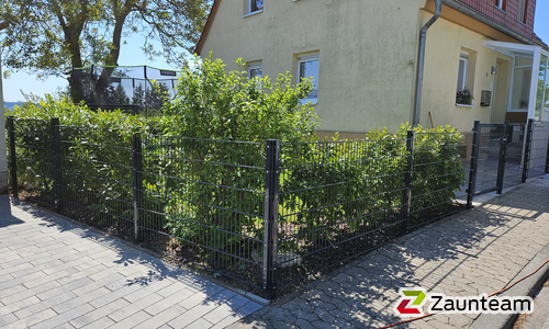 Doppelstabmatten schwer feuerverzinkt und anthrazit beschichtet mit Pfosten 60 x 40 mit Abdeckleisten einbetoniert wurde in Spabrücken von Zaunteam Hunsrück-Nahe, Bad Kreuznach im Jahr 2024 erstellt.