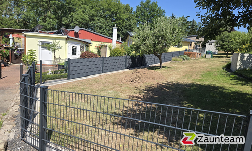 Doppelstabmatten schwer vorverzinkt und anthrazit beschichtet mit Pfosten 40x60 mit Abdeckleisten in Aussparung wurde in Bischofsheim von Zaunteam Main-Rhön, Euerdorf im Jahr 2026 erstellt.