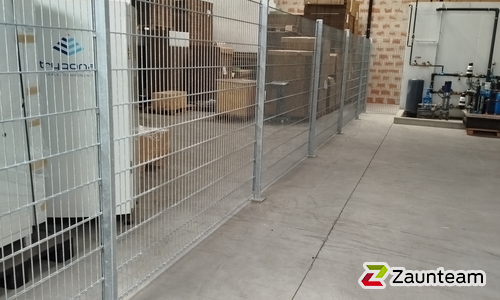 Doppelstabmatten schwer verzinkt mit Pfosten 40x60 verzinkt mit Abdeckleisten mit Fussplatte wurde in Traboch  von Zaunteam Obersteiermark-Ost, Kapfenberg im Jahr 2026 erstellt.