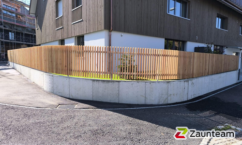 Lärchenzaun Holz vor die Pfosten mit T-Stahlpfosten verzinkt in Aussparung wurde in Oerlingen von Zaunteam Neftenbach, Neftenbach im Jahr 2025 erstellt.