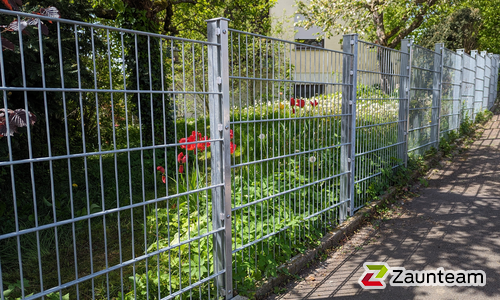 Doppelstabmatten leicht verzinkt mit Pfosten 40x60 verzinkt mit Abdeckleisten einbetoniert wurde in Gaildorf von Zaunteam Schwäbisch Hall, Schwäbisch Hall im Jahr 2024 erstellt.