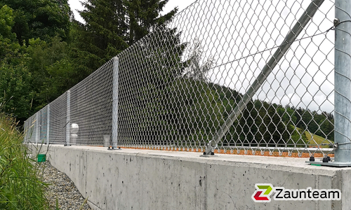 Diagonalgeflecht verzinkt mit Rohrpfosten verzinkt mit Fussplatte (CH) wurde in Rehetobel von Zaunteam Appenzellerland, Wasserauen im Jahr 2023 erstellt.