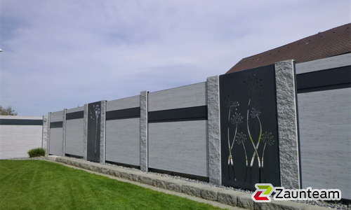 Alu Systemprofil in anthrazit mit Aluminiumpfosten vierkant 60 x 60 mm in Aussparung wurde in Düdingen von Zaunteam Spahni, Laupen BE im Jahr 2021 erstellt.