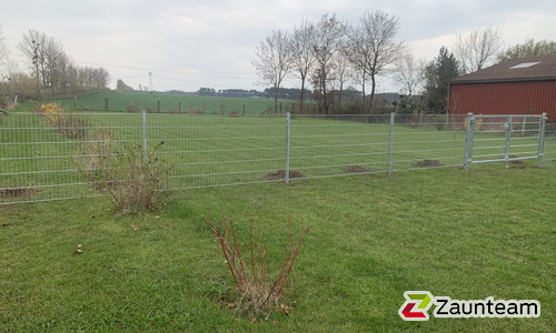 Doppelstabmatten leicht verzinkt mit Pfosten Vario verzinkt einbetoniert wurde in Polzow von Zaunteam Pasewalk, Pasewalk im Jahr 2026 erstellt.