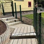 Doppelstabmatten leicht vorverzinkt und grün beschichtet mit Pfosten 60 x 40 mit Abdeckleisten einbetoniert wurde in Warburg von Zaunteam Paderborn, Willebadessen im Jahr 2026 erstellt.
