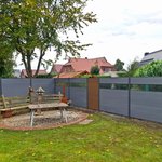 System WPC Sichtschutz, XL mit Alupfosten einbetoniert wurde in Südbrookmerland von Zaunteam Ostfriesland, Südbrookmerland im Jahr 2026 erstellt.