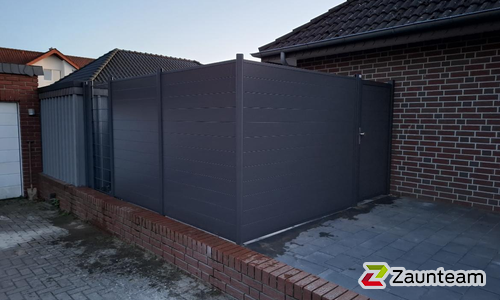 Alu Systemprofil in anthrazit mit Aluminiumpfosten vierkant 90 x 90 mm in Aussparung wurde in Georgsmarienhütte von Zaunteam Osnabrücker Land, Belm im Jahr 2025 erstellt.