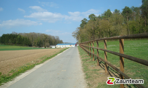 Halbrundlattenzaun mit Lärchenkantpfosten braun wurde in Sankt Gallen von Zaunteam Appenzellerland, Wasserauen im Jahr 2012 erstellt.
