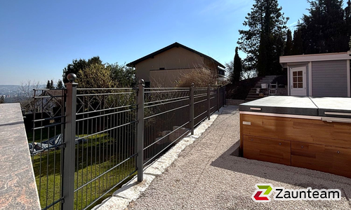 Decorzaun Verona mit Decorzaun Pfosten einbetoniert wurde in Bergdietikon von Zaunteam Zürich, Dietikon im Jahr 2025 erstellt.