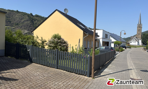 Classic Aluzaun RAL Standardfarbe / Aluminiumpfosten vierkant RAL Standardfarbe einbetoniert wurde in Dieblich von Zaunteam Koblenz, Winningen im Jahr 2026 erstellt.