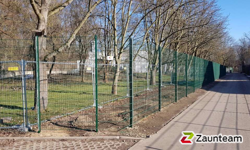 Doppelstabmatten leicht feuerverzinkt und grün beschichtet mit Pfosten 60 x 40 mit Abdeckleisten einbetoniert wurde in Leipzig von Zaunteam Halle, Halle im Jahr 2025 erstellt.