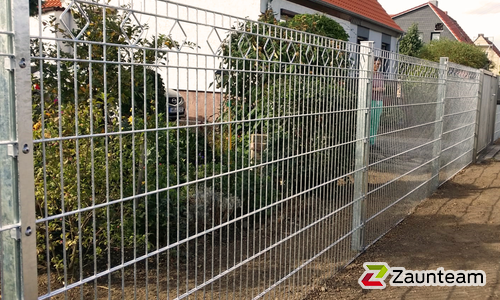 Deko-Doppelstabmatten Stuttgart verzinkt mit Pfosten 40x60 verzinkt mit Abdeckleisten einbetoniert wurde in Blankenburg von Zaunteam Magdeburg-Harz, Halberstadt im Jahr 2018 erstellt.