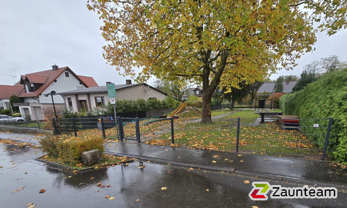 Doppelstabmatten schwer vorverzinkt und anthrazit beschichtet mit Pfosten 60 x 40 mit Abdeckleisten einbetoniert wurde in Rüdenhausen von Zaunteam Main-Rhön, Euerdorf im Jahr 2025 erstellt.