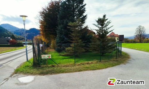Diagonalgeflecht grün mit Rohrpfosten grün einbetoniert wurde in St. Marein von Zaunteam Obersteiermark-Ost, Kapfenberg im Jahr 2025 erstellt.