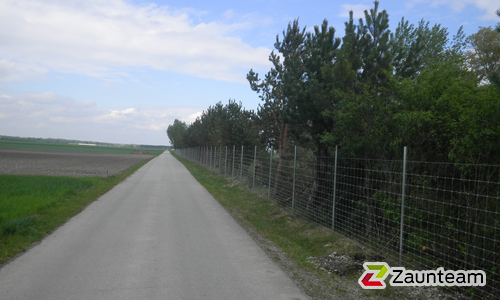 Knotengitter Tornado mit Rohrpfosten verzinkt einbetoniert wurde in Breitenfurt bei Wien von Zaunteam Wienerwald, Unter-Oberndorf im Jahr 2020 erstellt.