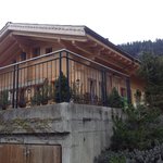 Staketengeländer mit Handlauf wurde in Saanen von Zaunteam Berner Oberland, Ringgenberg im Jahr 2014 erstellt.