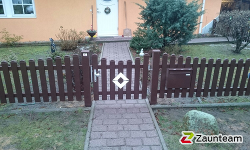 Classic Aluzaun RAL Standardfarbe / Aluminiumpfosten vierkant RAL Standardfarbe einbetoniert wurde in Dahme von Zaunteam Fläming, Coswig im Jahr 2016 erstellt.