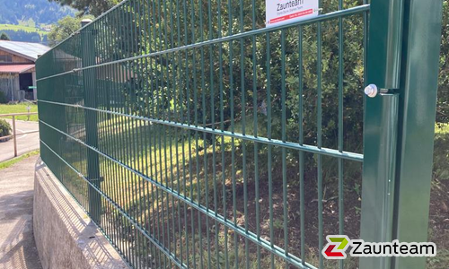 Doppelstabmatten schwer feuerverzinkt und grün beschichtet mit Pfosten 60 x 40 mit Bügel in Aussparung wurde in Wertach von Zaunteam Allgäu, Bad Hindelang - Unterjoch im Jahr 2023 erstellt.