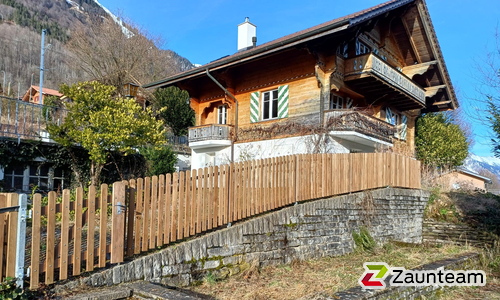 Staketen Holz mit U-Stahl Traverse / T-Stahl Pfosten verzinkt in Aussparung (CH) wurde in Niederried von Zaunteam Berner Oberland, Ringgenberg im Jahr 2025 erstellt.