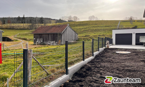 Doppelstabmatten schwer feuerverzinkt und anthrazit beschichtet mit Pfosten 60 x 40 mit Abdeckleisten in Aussparung wurde in Maierhöfen von Zaunteam Allgäu, Bad Hindelang - Unterjoch im Jahr 2025 erstellt.