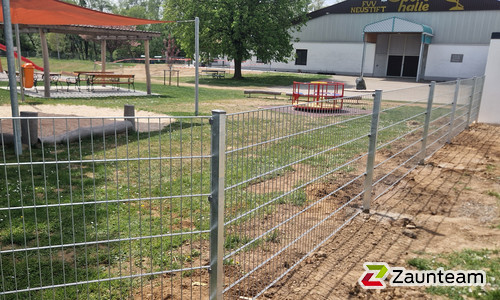 Doppelstabmatten leicht verzinkt mit Pfosten Vario verzinkt einbetoniert wurde in Neustift an der Lafnitz  von Zaunteam Oststeiermark, Grafendorf bei Hartberg im Jahr 2026 erstellt.