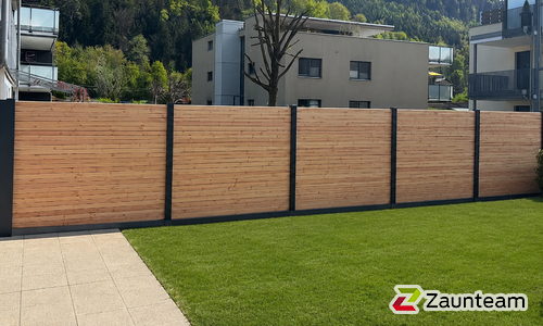Holz Sichtschutz Rhombus wurde in Feldkirch von Zaunteam Vorarlberg, Dornbirn im Jahr 2026 erstellt.