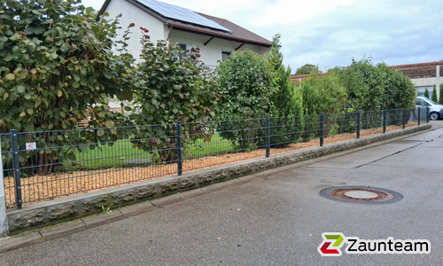 Doppelstabmatten schwer vorverzinkt und anthrazit beschichtet mit Pfosten 40x60 mit Abdeckleisten in Aussparung wurde in Landsberg von Zaunteam Ammersee, Hofstetten im Jahr 2025 erstellt.
