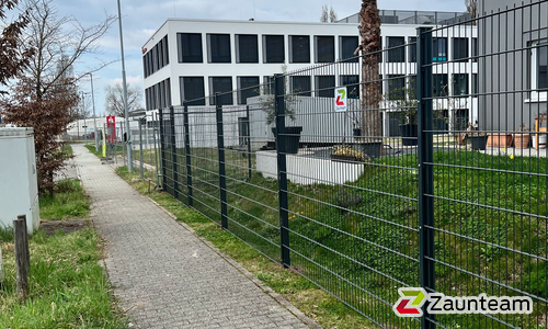 Doppelstabmatten schwer feuerverzinkt und anthrazit beschichtet mit Pfosten 60 x 40 mit Abdeckleisten einbetoniert wurde in Reichenau von Zaunteam Konstanz-Hegau, Gottmadingen im Jahr 2025 erstellt.