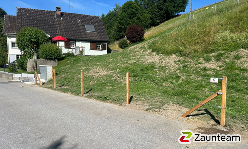 Drahtzaun verzinkt mit Robinienpfosten wurde in Speicher von Zaunteam Appenzellerland, Wasserauen im Jahr 2025 erstellt.